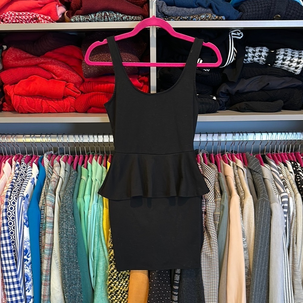 Forever 21 black sleeveless v back zipper closure peplum dress size S